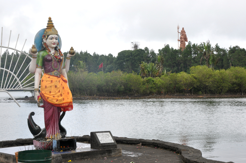 La dea del gange e, sullo sfondo, la grande statua di Shiva